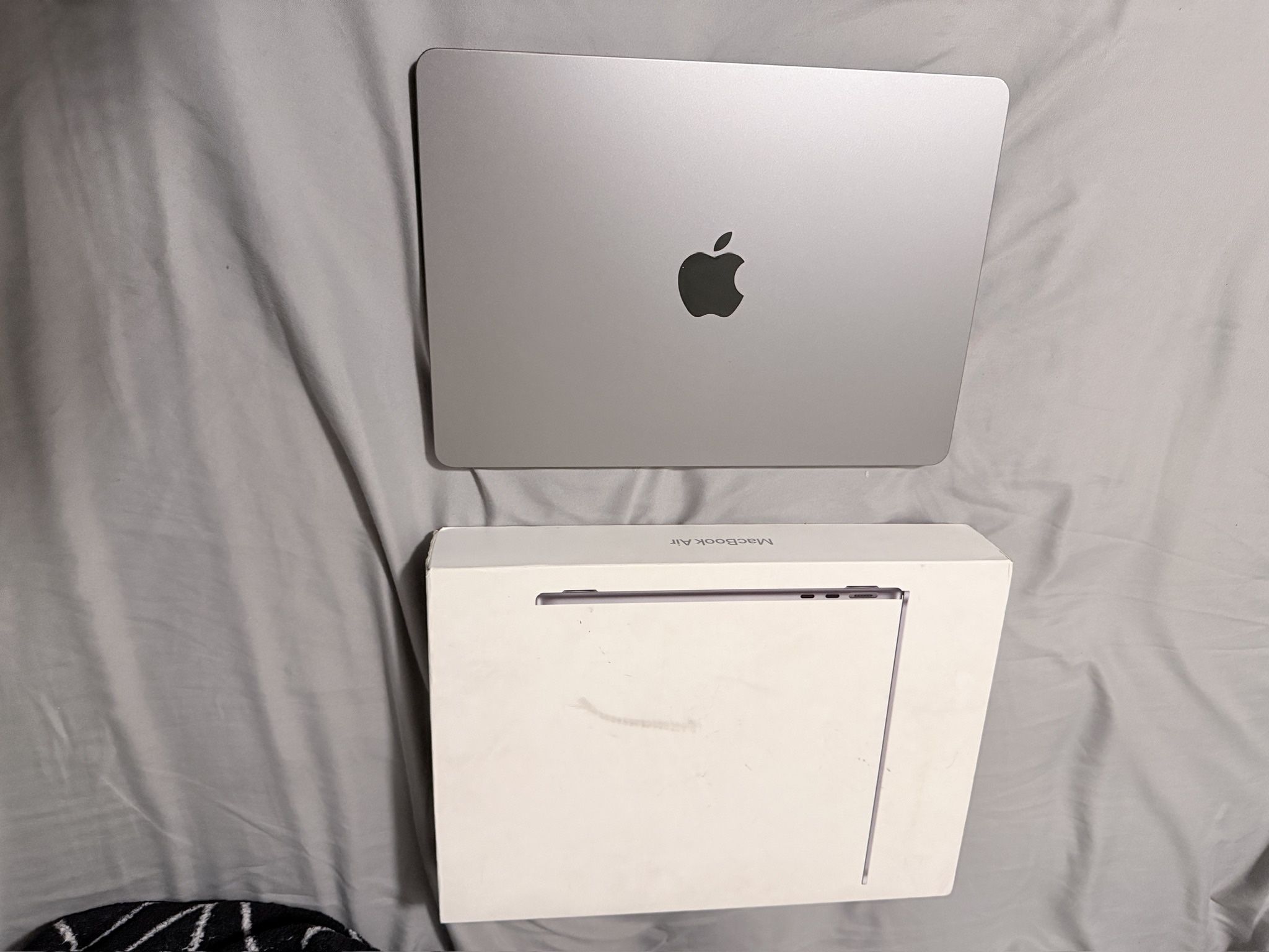 apple macbook air M2 13.6”