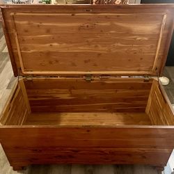 Beautiful Cedar Chest / Hope Chest