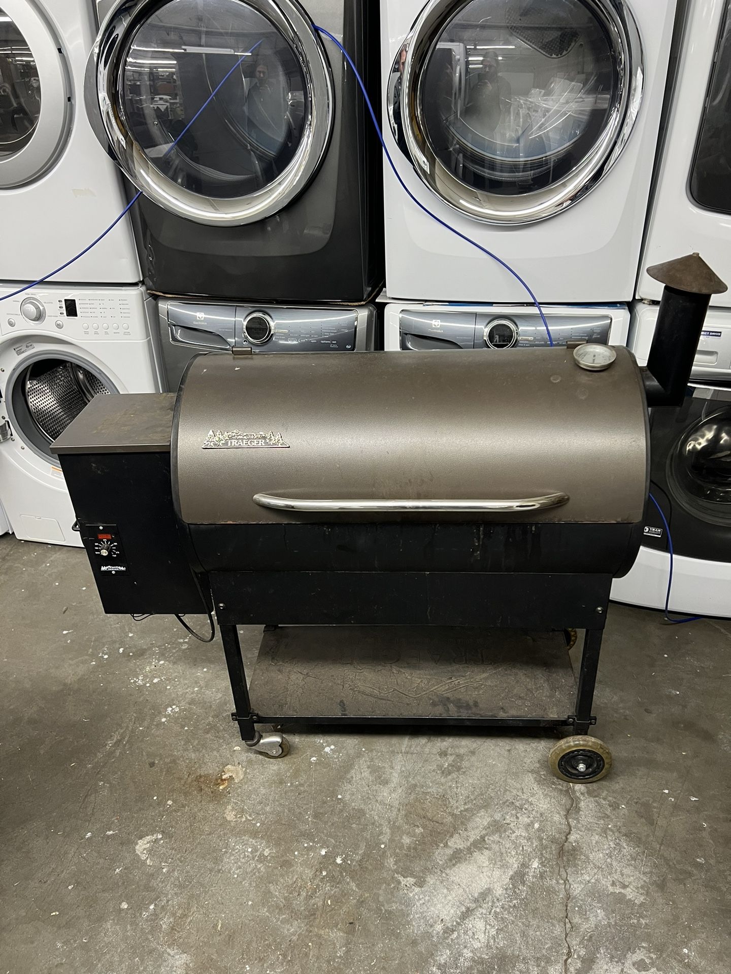 Traeger Texas BBQ Smoker W/ Shelf & Cover