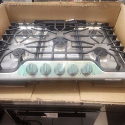 Una Estufa FRiGiDAlRE De  5 Quemadores  De GAS TRES MESES DE Garantia Se Yeba Adomisilio  El Mismo Dia 