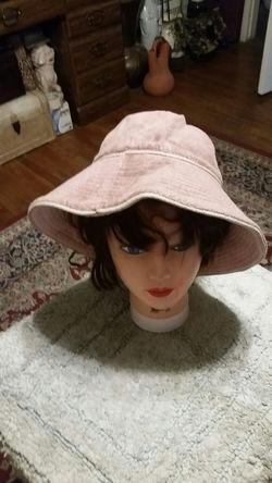 JUICY Couture reversable hat, peach color one side, orher side sodt pink.