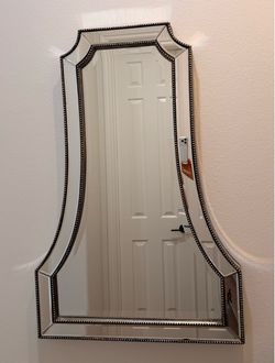 Elegant Venetian-Style Beveled Wall Mirror – 40” – Excellent Condition