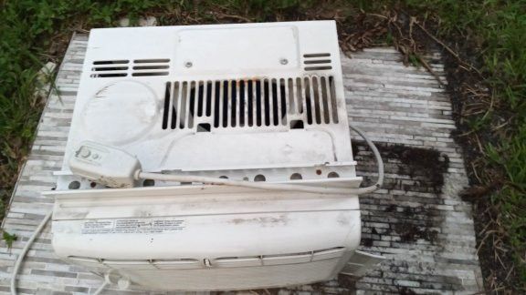 WINDOW AIR CONDITIONER