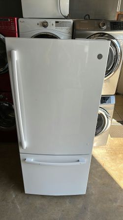 White GE Bottom Freezer Fridge with Adjustable Shelves