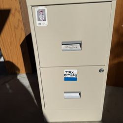 PICKUP TODAY!! 🤑 Small File Cabinet with Key 🔑 Lock 