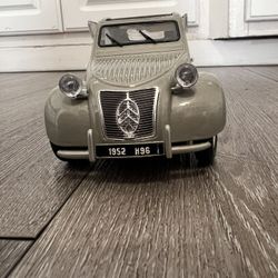 Diecast 1/18 scale Maisto 1952 Citroën 2CV 