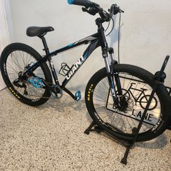 🔥🚲🔥Giant
ATX 27.5 2(upgraded, maxxis fat tires,handlebars, grips,pedas,single speed Crankset, 🔥