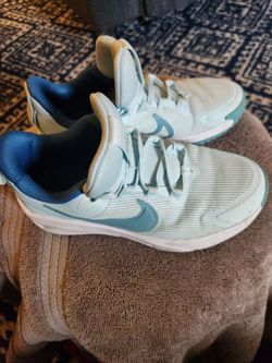 Nike Girls size 1.5 Y