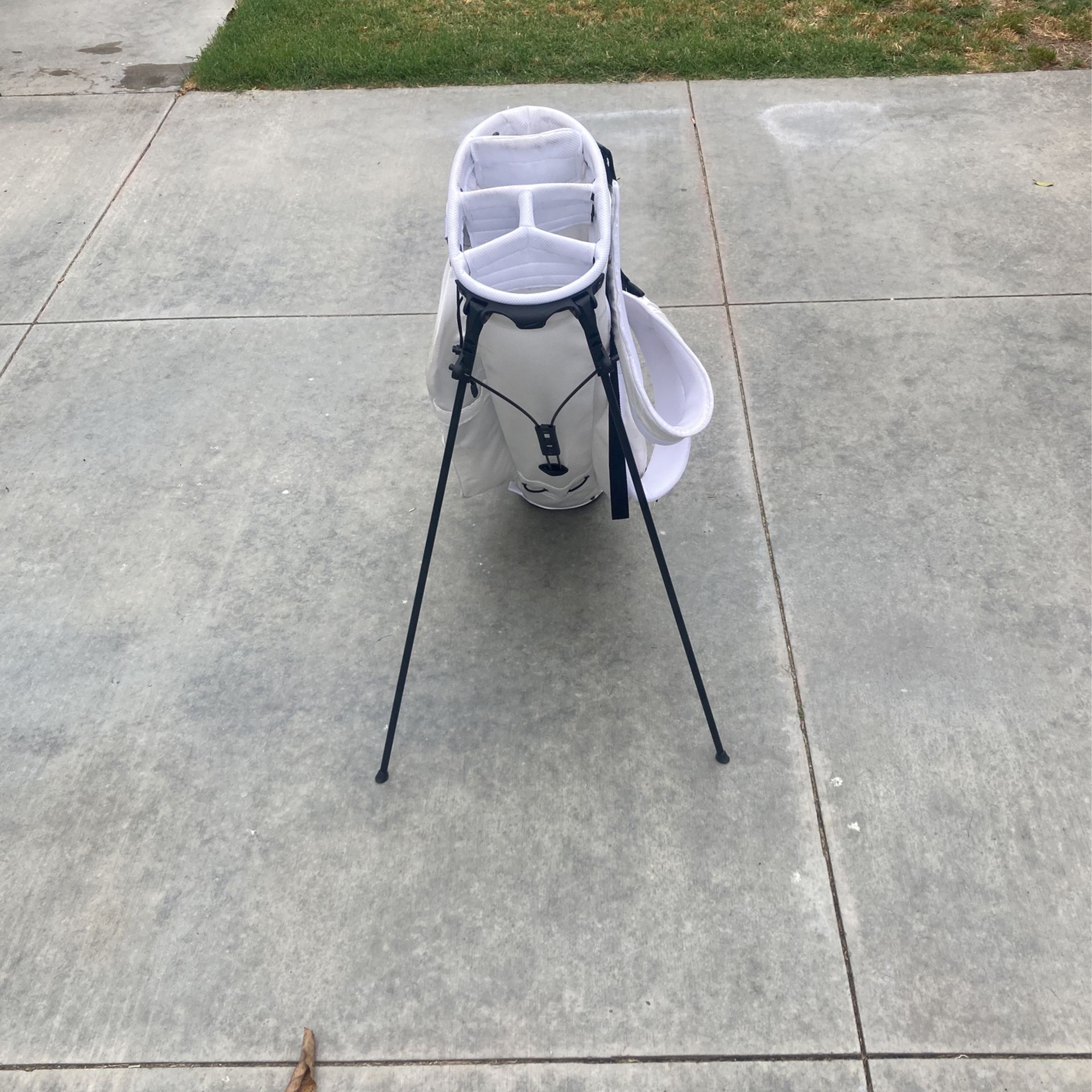 Golf Nike Stand Bag w/Shoulder Straps for Sale in Paramount, CA - OfferUp