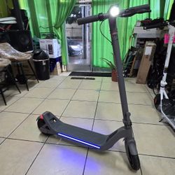 PHANTOOM GOGO ELECTRIC SCOOTER 15MPH.
28MILES RANGE.
 LED HEAD LIGHT 
SMART SIDE LIGHTS. 
FOLDABLE 
