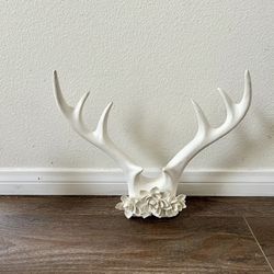 Elegant White Antler Sculpture with Floral Accent fake 