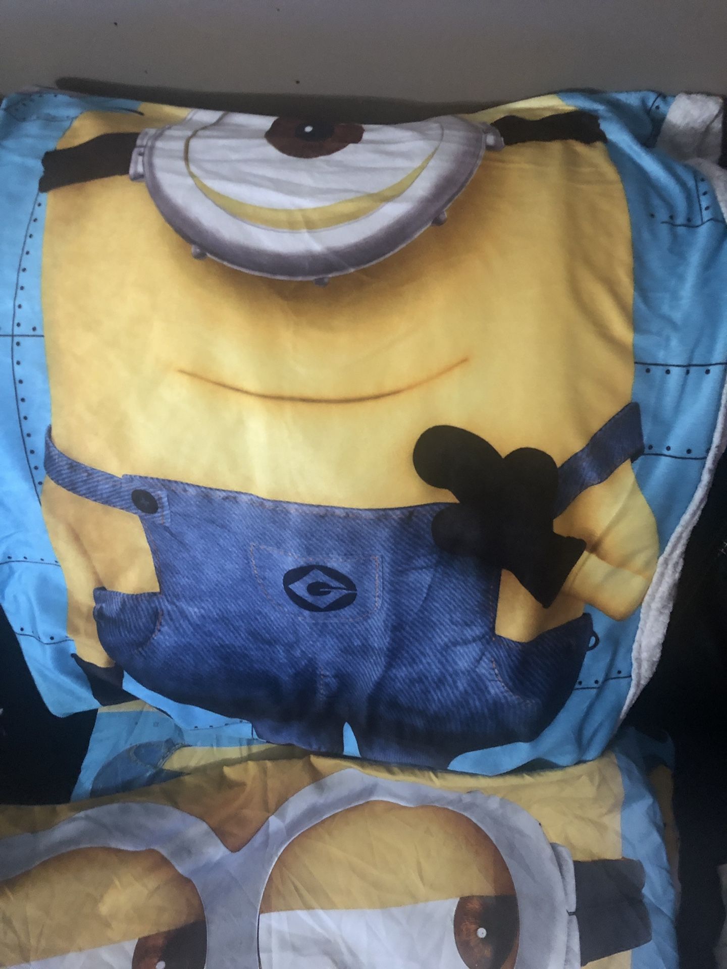 Despicable Me Twin size comforter SET AND ADDITIONAL BLANKET