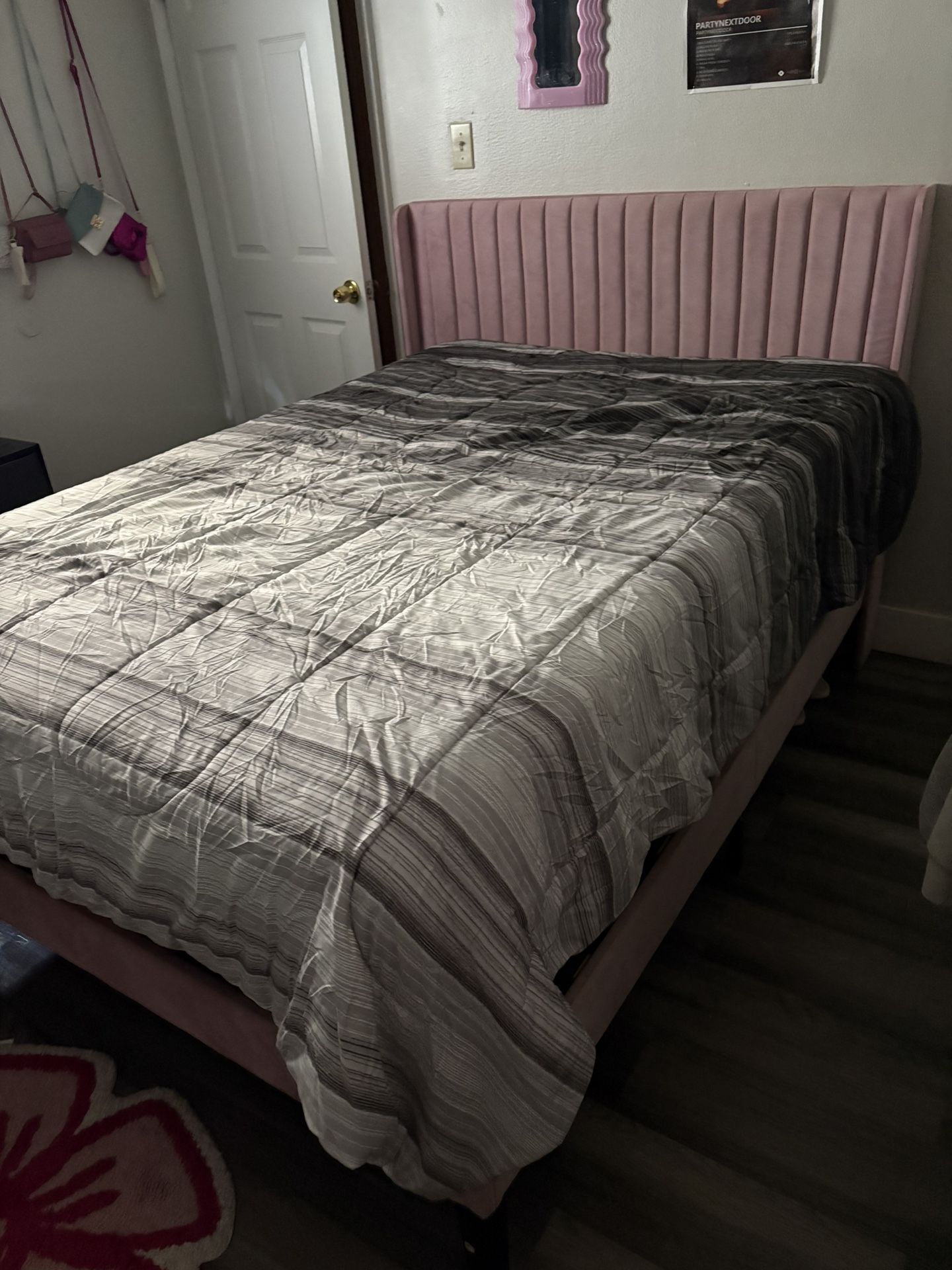 NICE CHEAP PINK FULL SIZE BED FRAME INCLUDES HEADBOARD