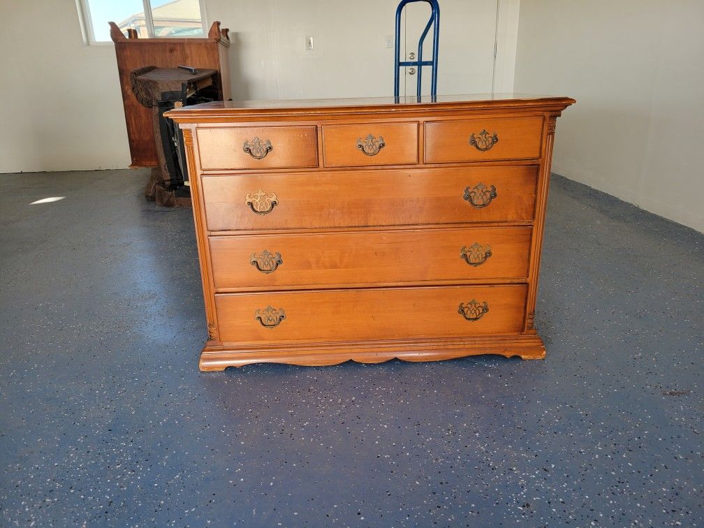 Beautiful Solid Wood 6 Drawer Dresser