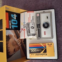 Vintage Kodak Instamatic 104color Outfit Camera