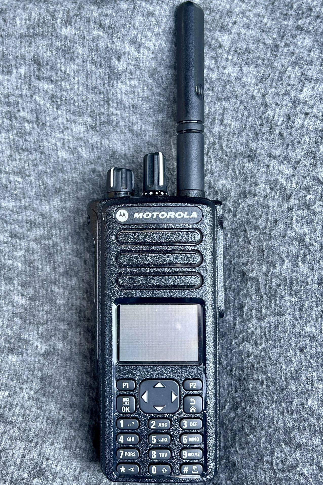 MOTOROLA XPR 7550e 2-WAY UHF RADIO (MAKE A $ OFFER IF UR INTERESTED)