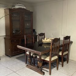Comedor  Y Vitrina De Madera 