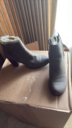 Women low boots size 10
