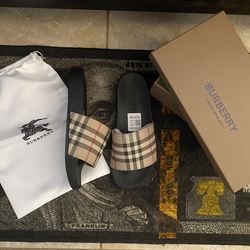 Burberry Slides sizes 5,6,7