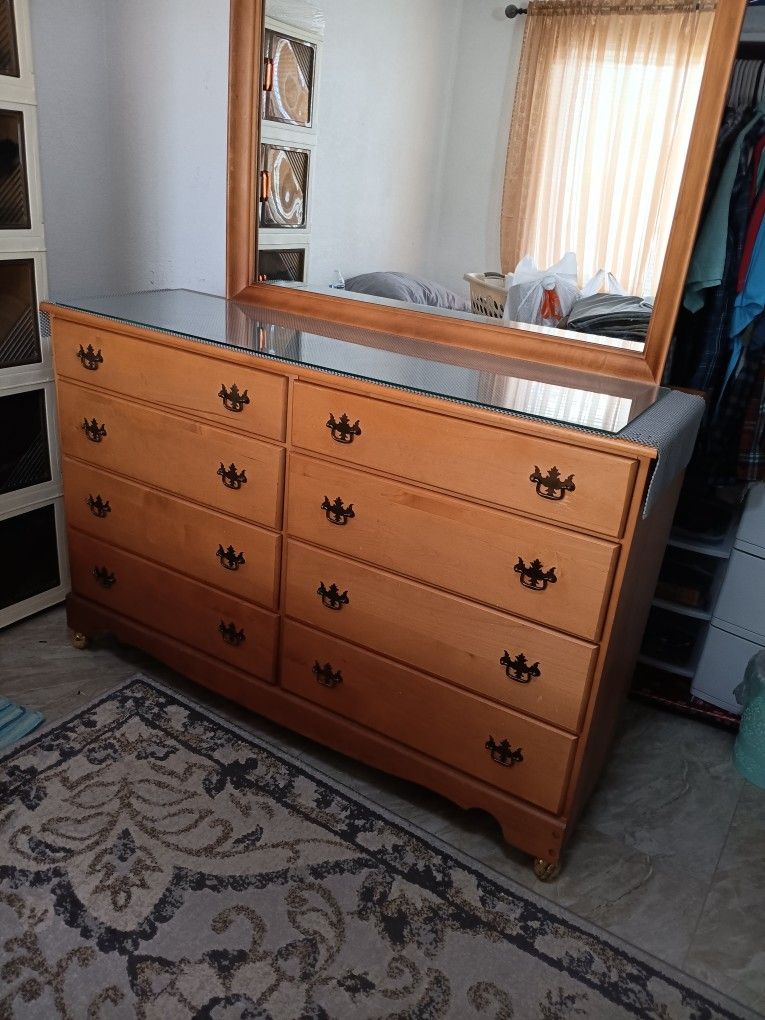 Nice Dresser In Drawers In Wood Dresser In Vanity Dresser In Beautiful Dresser In Dresser With Mirror In Gorgeous dresser In Great Condition