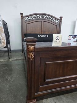 Queen Size Bed - Traditional Wooden 4 Post Bed with Iron Accent in Headboard