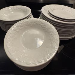 Homer Laughlin China Set - 39 Pieces