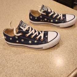 Size 6 Converse With Daisies NWOT/BOX