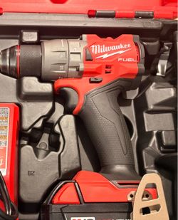 Milwaukee Hammer drill m18 fuel with battery