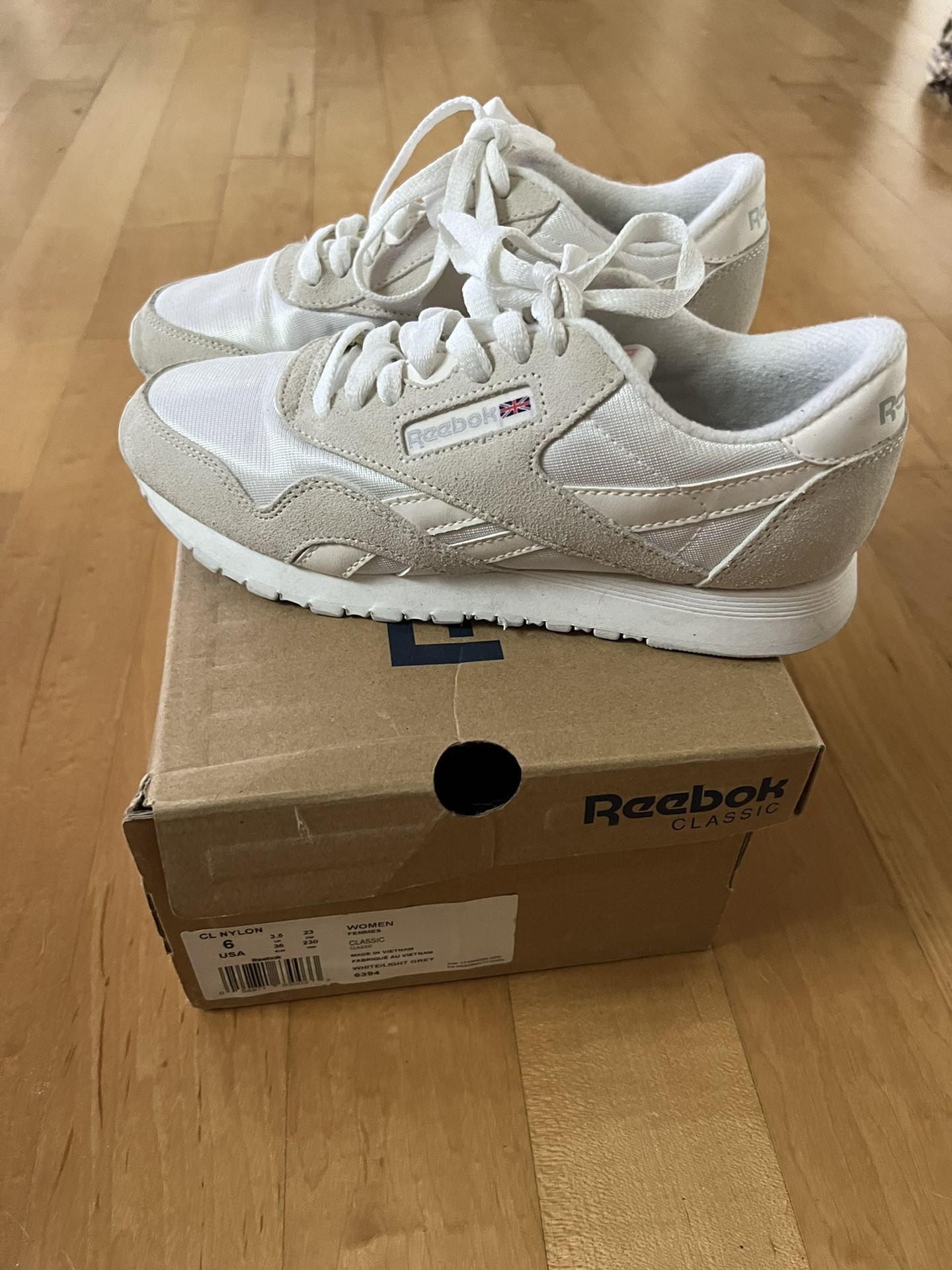 WOMENS Classic Reebok Size 6 NEW IN BOX