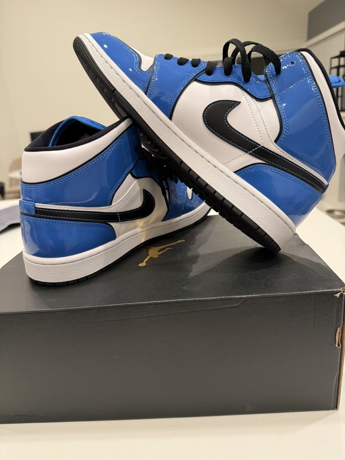 Jordan 1 Mid SE “Signal Blue” Size 11 Men