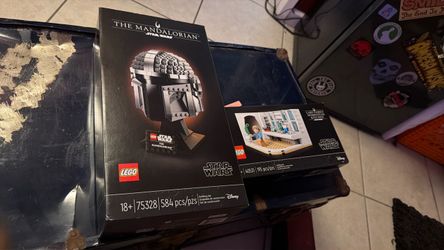 LEGO Star Wars The Mandalorian Helmet and Lars family homestead kitchen
