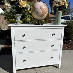White Hemnes Solid Wood Dresser Chest of Drawers Furniture Excellent Condition 