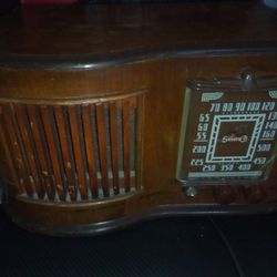 1945/46 Sonora AM Tube Radio Model: RCU-208