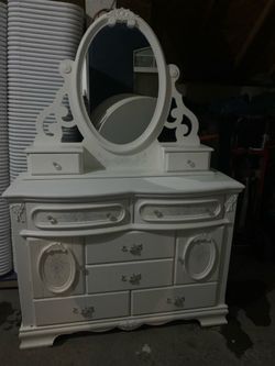 Dresser set