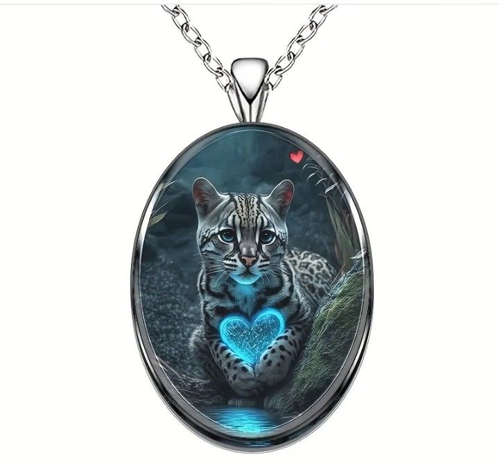 Cute Wild Cat Round Pendant Silver Tone Necklace