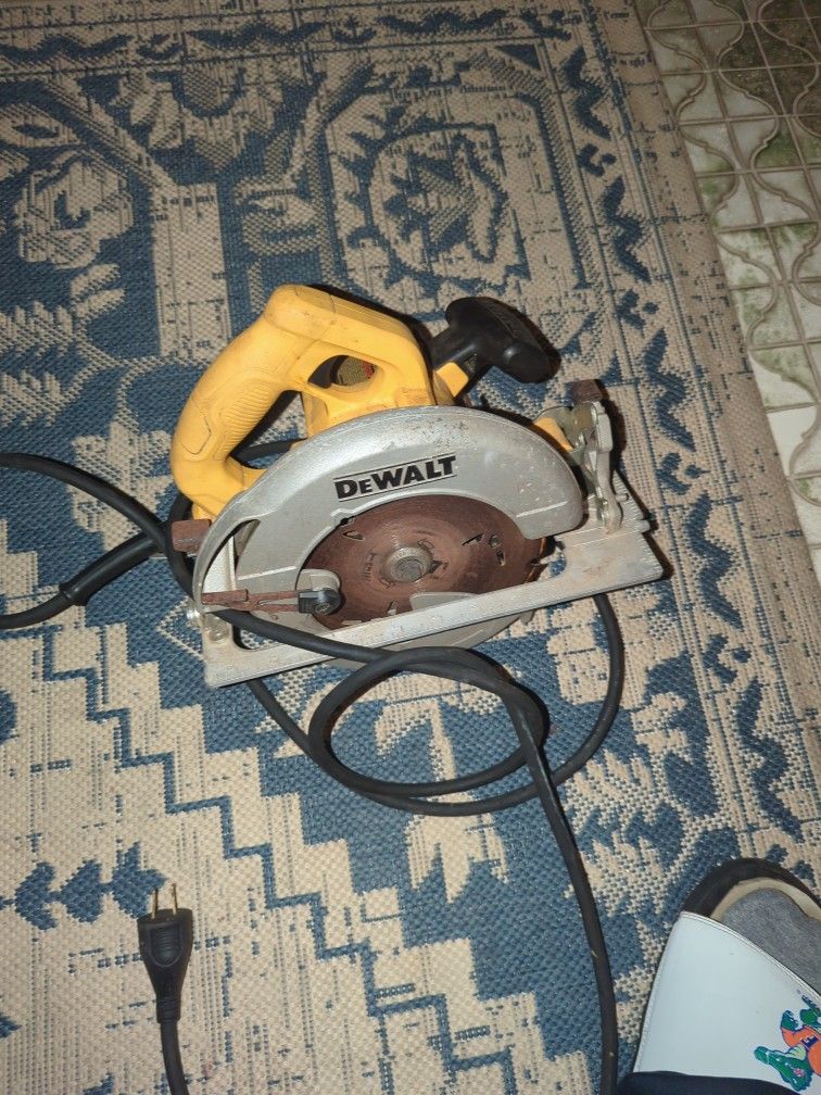 Electric DeWalt Saw