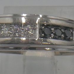 10kt white gold ring size 12.5 4 grams w 3 white diamonds 6 black diamonds . mint condition. 835231-1. 