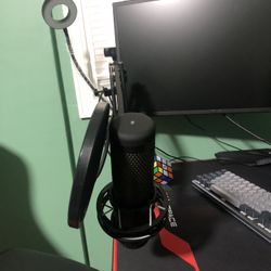 SELLING GAMING/STREAMING PERIPHERALS INCLUDING TABLE