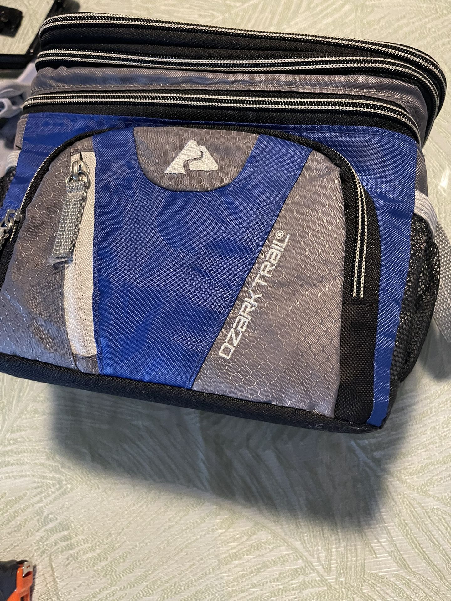 Ozark Trail Lonchera Small Good Conditions Like New