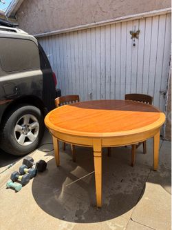 Round Dinner Table