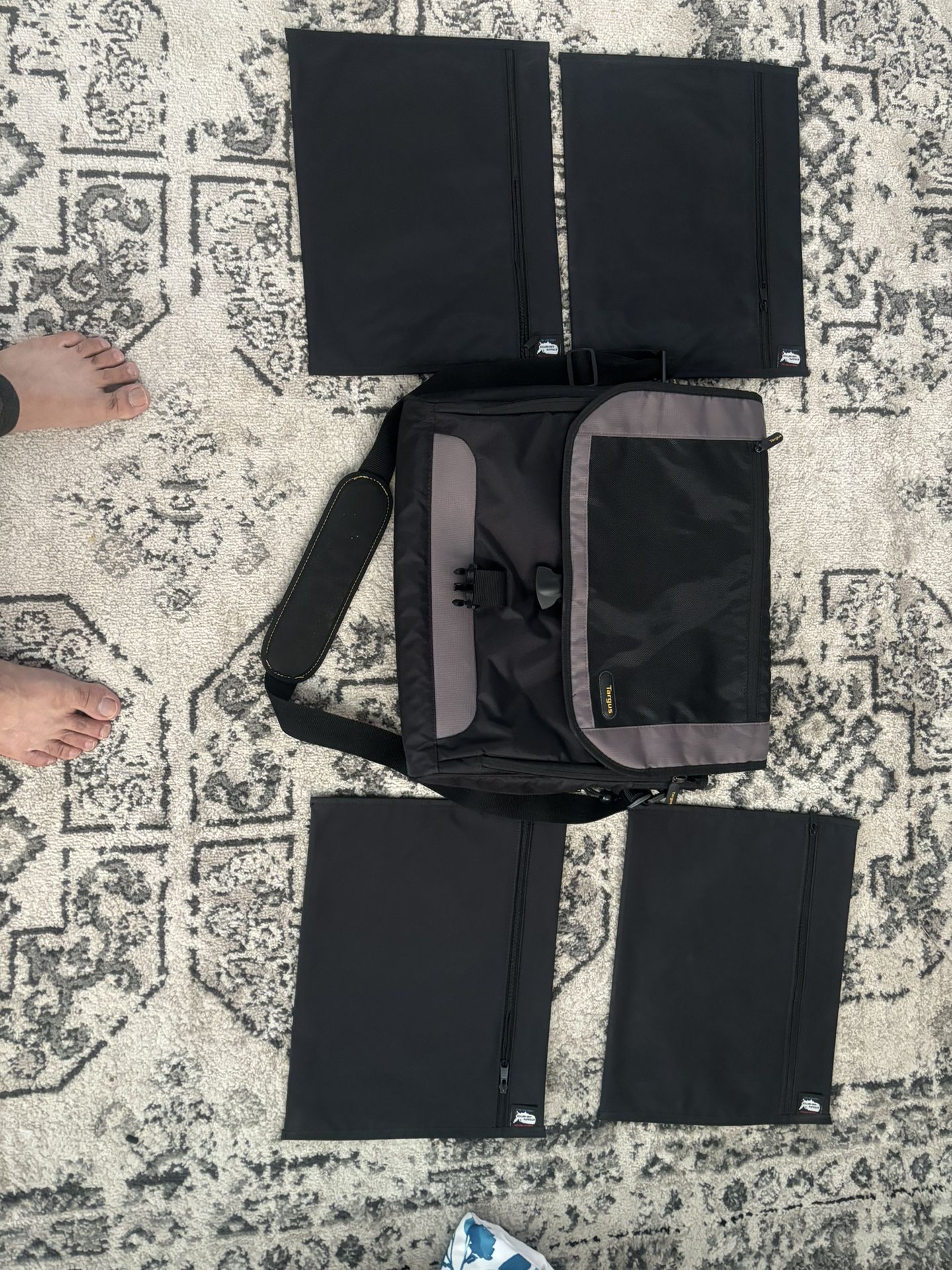 Excellent Condition TARGUS Laptop Bag With 04 Notebook Sleeves 