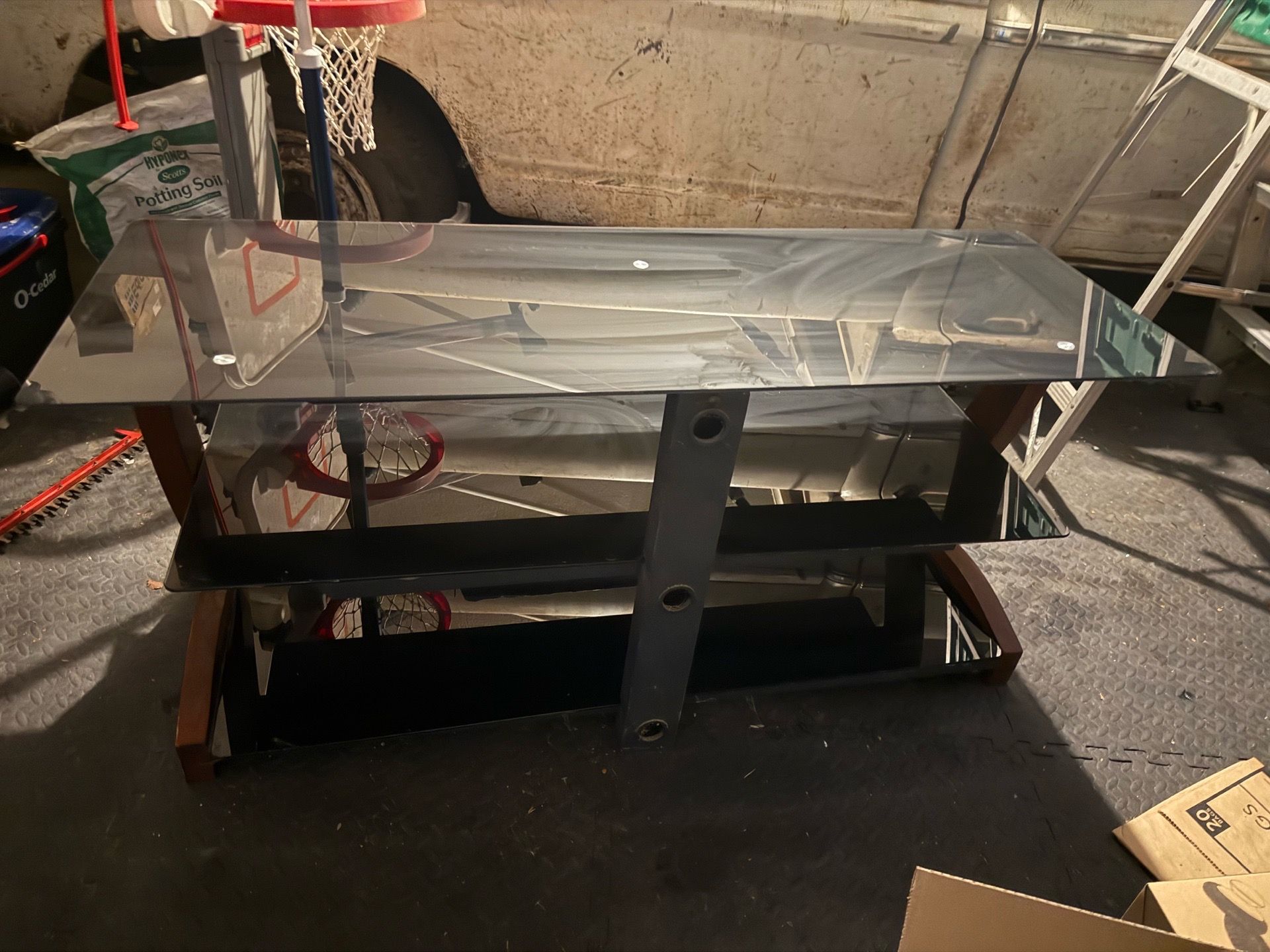 Tv stand/entertainment center