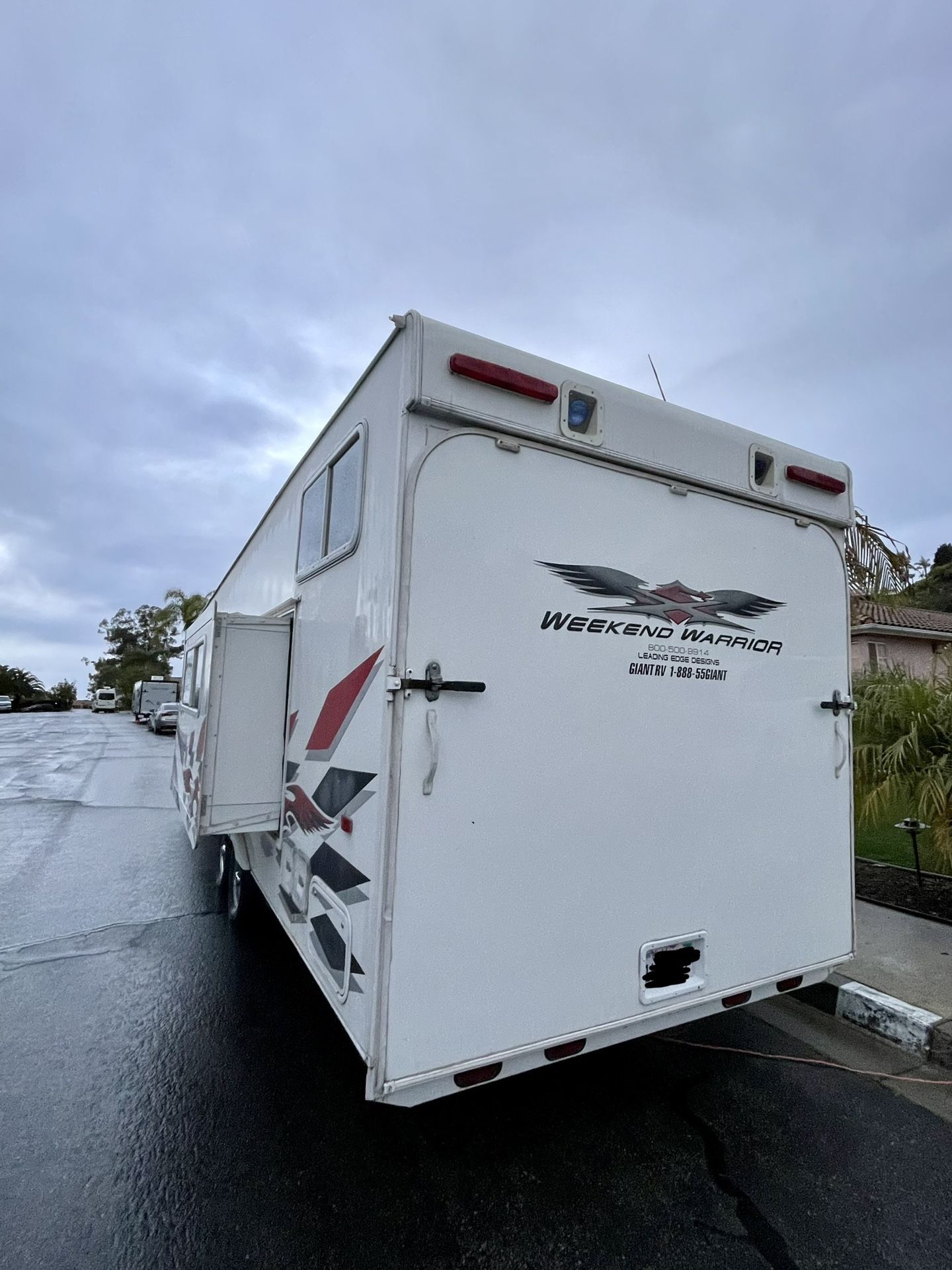 2006 WEEKEND WARRIOR TOY HAULER