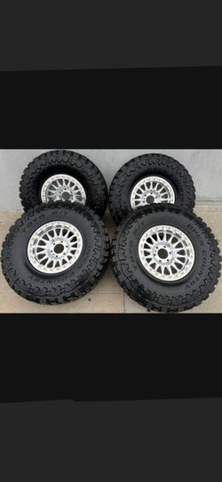 17" KMC KM445 IMPACT beadlocks w/ 35" Toyo MT Open Country