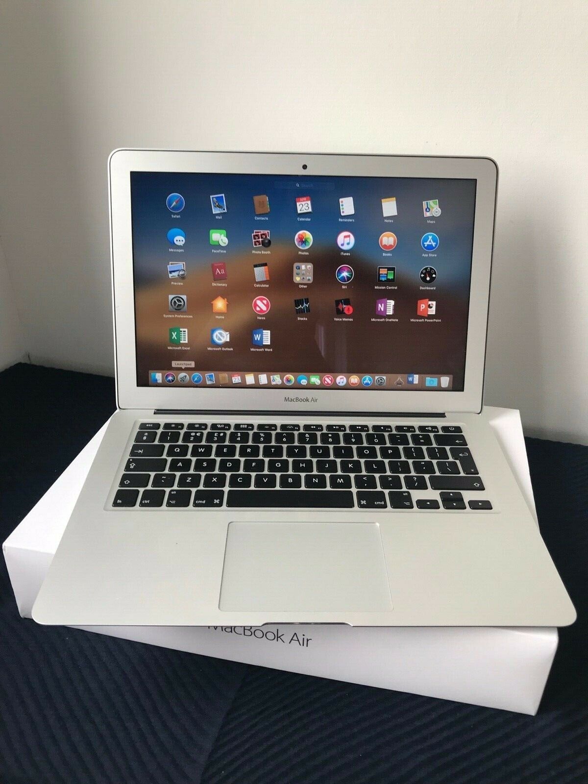 2017 Apple MacBook Air 13" i5 up to 2.9 GHz 8GB Ram 256GB SSD