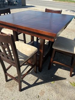 Table with 4  chairs