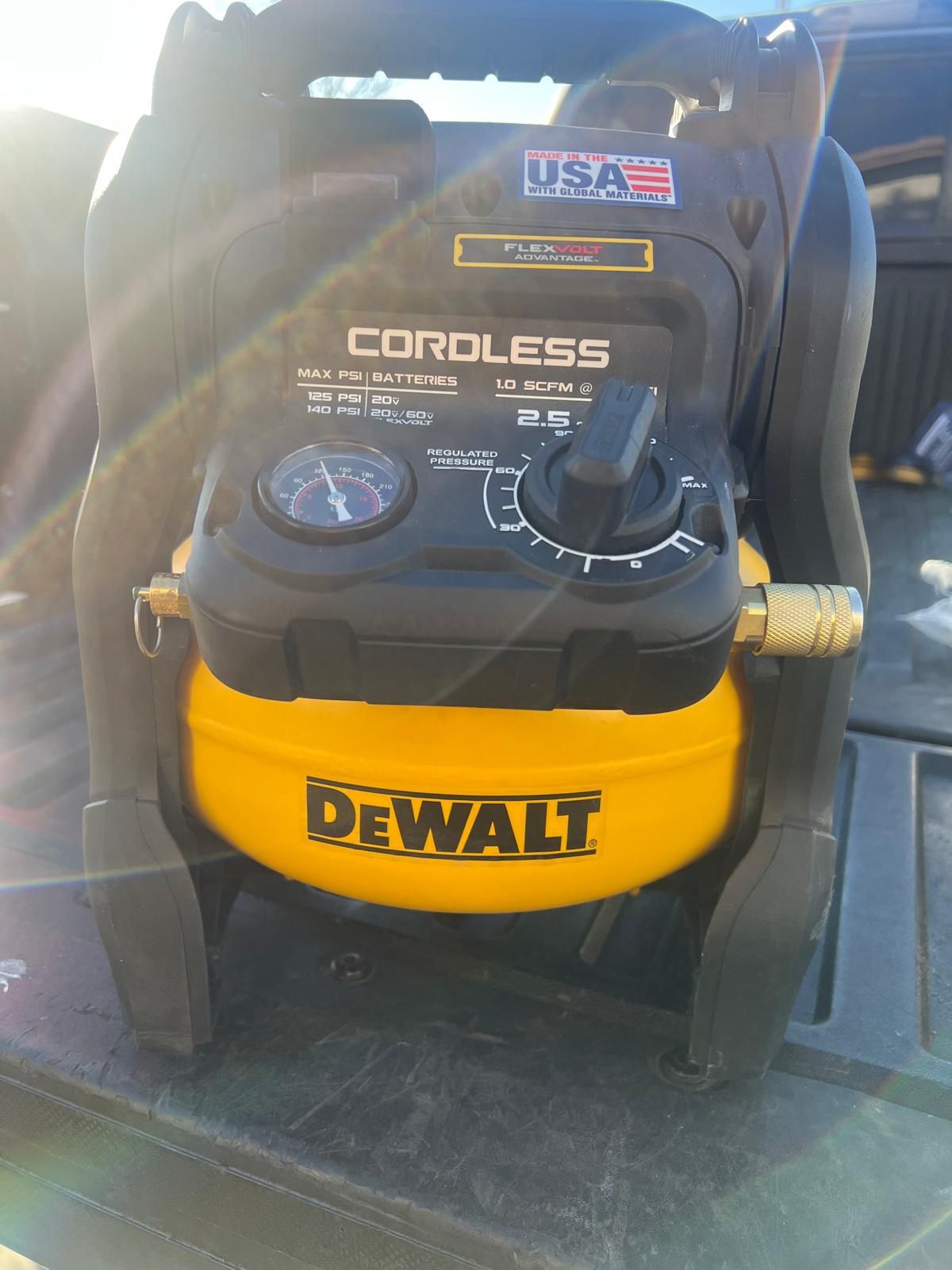 Dewalt 140 psi Portable 20V Cordless Air Compressor with