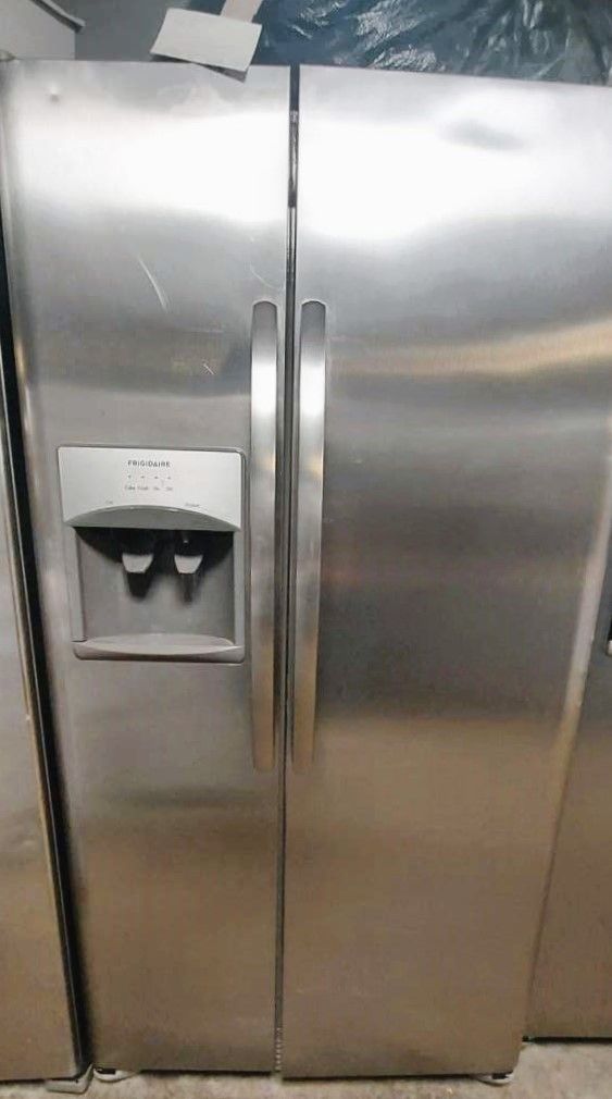 New Frigidaire 26 Cu Ft Side by Side Fridge