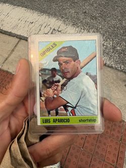 1966 Topps #90 Luis Aparicio (Baltimore Orioles).