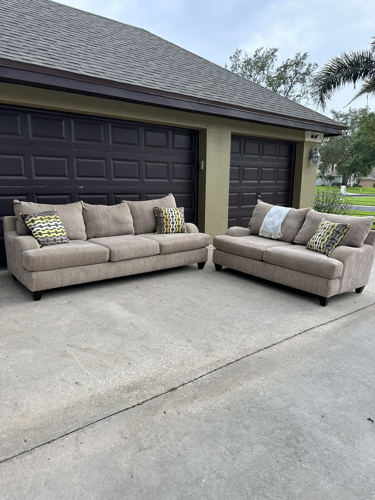 Beige Kroehler Couch / Sofa Loveseat Set Excellent Condition! - Free Delivery 🚛